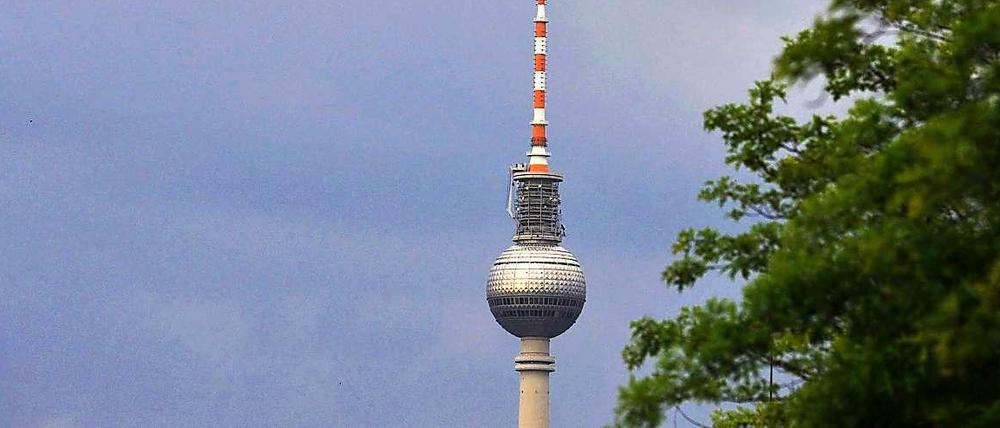 Dunkle Wolkendecke über dem Fernsehturm. Auch am Freitag gab es in Berlin starken Regen und Gewitter.