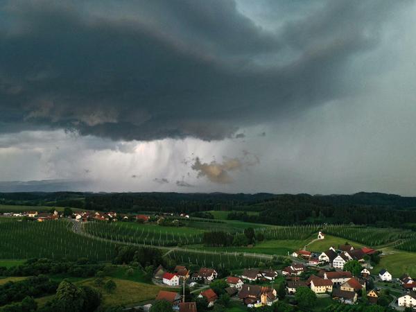Ein Gewitter zieht am Samstag von den Alpen Richtung Allgäu.