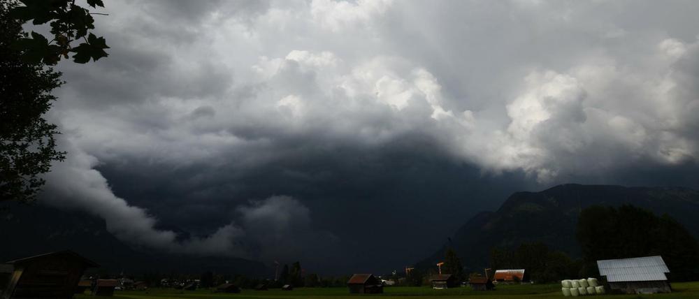 Unwetter, wie hier im bayerischen Garmisch-Patenkirchen, können für Bergwanderer schnell gefährlich werden. 