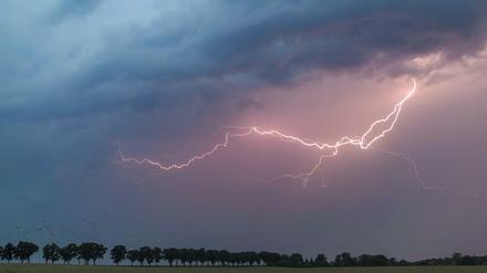 Ein Blitz erhellt am Samstag den Abendhimmel über der Landschaft im Landkreis Oder-Spree in Brandenburg.