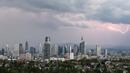 Blitze entladen sich während eines Gewitters Ende Juni über Frankfurt am Main.