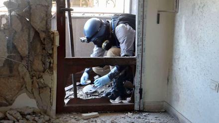 Ein Mitarbeiter des UN-Inspektorenteams bei Untersuchungen in der syrischen Hauptstadt Damaskus. Der Einsatz von Giftgasangriffen des syrischen Regimes konnte nun bestätigt werden. 
