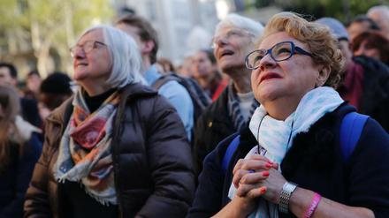 Betende Menschen nehmen an der Chrisammesse in der zweitgrößten Pariser Kirche Saint-Sulpice teil. 