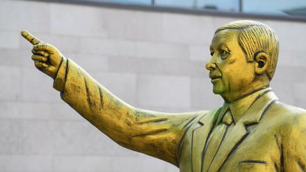 Die goldene Erdogan-Statue steht auf Wiesbadens Platz der Deutschen Einheit.