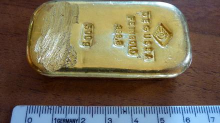 Ein Foto der Polizei zeigt den Goldbarren, den die Schülerin aus Nordrhein-Westfalen im Königssee (Bayern) gefunden hatte.