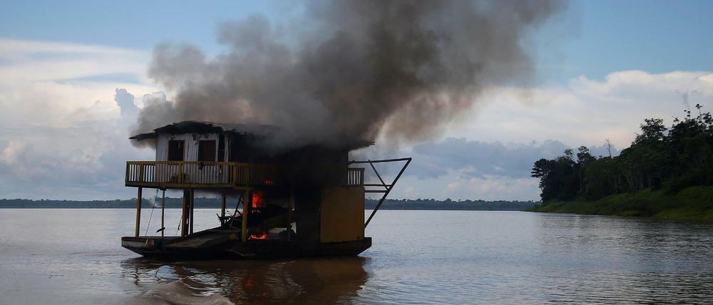 Eines der mehr als 60 Baggerschiffe, die von brasilianischen Behörden in Brand gesetzt wurden.