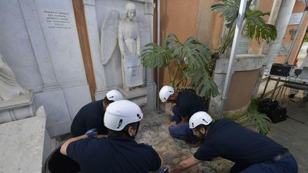Kriminaltechniker öffnen ein Grab auf dem deutschen Pilgerfriedhof Campo Santo Teutonico im Vatikan.
