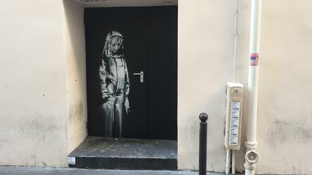 Eine Tür des Pariser Musikclub "Bataclan" mit einem Wandbild, das Banksy zugerechnet wird