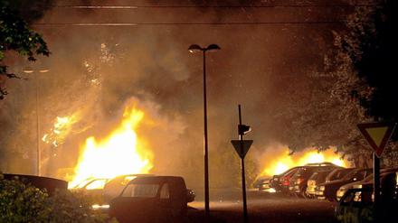 50 bis 60 Autos sowie Baufahrzeuge und zwei Geschäfte wurden in Brand gesteckt. 