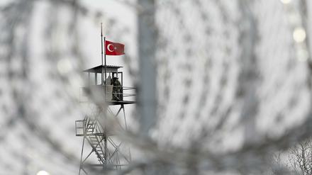 Ein türkischer Wachturm ist hinter einem Hochsicherheitszaun an der Grenze zwischen Griechenland und der Türkei in Neva Vyssa, Evros, zu sehen. 