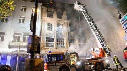 Feuerwehrkräfte löschen am Mittwoch brennende Geschäftshäuser in Bremen. Ein Großbrand von drei Geschäftshäusern hat vermutlich einen Millionenschaden verursacht.