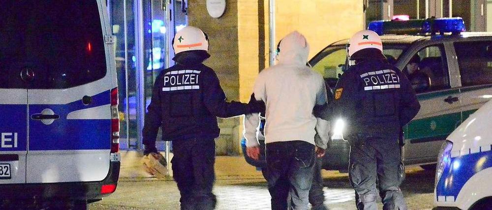 Nach einem Großeinsatz der Polizei gegen rivalisierende Banden aus dem Rockermilieu in Stuttgart und Ludwigsburg sind am Sonntag sieben Mitglieder vorübergehend festgenommen worden.