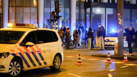 Polizeifahrzeuge riegeln das Gebiet in Amsterdam ab.