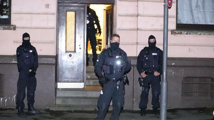 Bei einer Großrazzia gegen Geldwäsche und organisierte Kriminalität mit Schwerpunkt NRW wurden zehn Personen festgenommen.