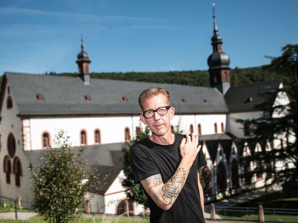 Architekt Joachim Träuptmann posiert in Eltville (Hessen) mit seinen Unterarm-Tattoo für den Fotografen.