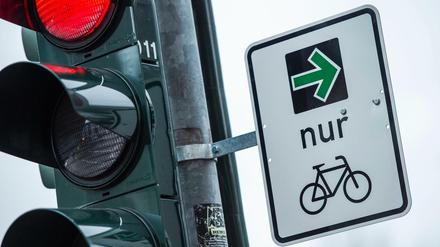 In einem Pilotprojekt in Düsseldorf wird der grüne Pfeil nur für Fahrradfahrern schon getestet. 