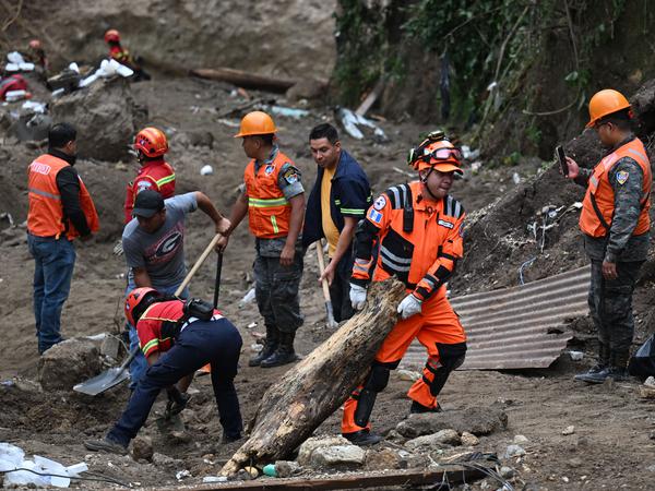 Inundaciones arrasan casas en Guatemala y deslizamientos de tierra en México
