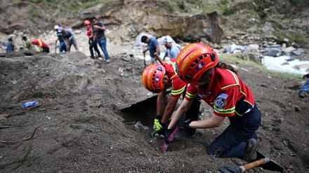 Rettungskräfte arbeiten an der Stelle, an der die Strömung eines Flusses mehrere Häuser in einer Armensiedlung in Guatemala-Stadt, weggeschwemmt hat.
