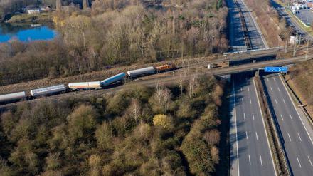 Ein Güterzug ist auf einer Bahnstrecke an der Autobahn 40 entgleist. 
