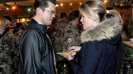 Zu Guttenberg hat aber auch seine Ehefrau Stephanie dabei. Das Glamourpaar der deutschen Politik will sich mit seinem Truppenbesuch solidarisch zeigen. Kritiker sprechen von einer PR-Inszenierung.