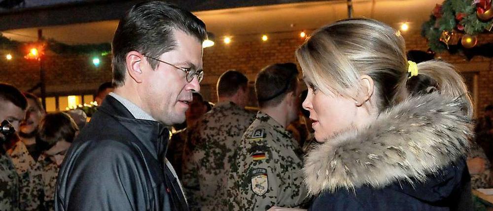 Zu Guttenberg hat aber auch seine Ehefrau Stephanie dabei. Das Glamourpaar der deutschen Politik will sich mit seinem Truppenbesuch solidarisch zeigen. Kritiker sprechen von einer PR-Inszenierung.