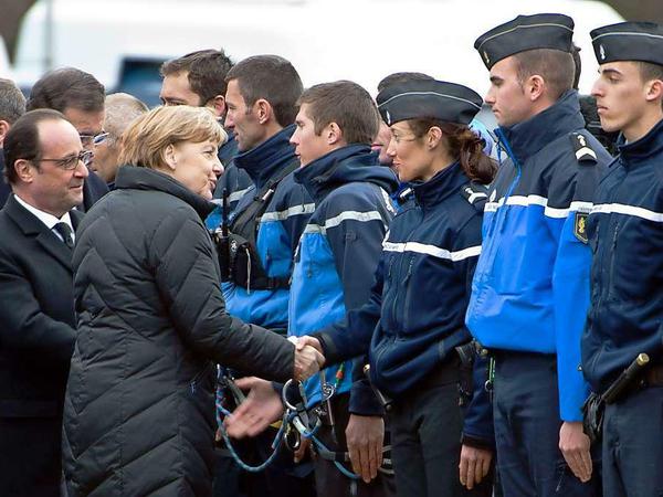 Bundeskanzlerin Angela Merkel und Frankreichs Präsident Francois Hollande bedanken sich bei den Helfern am Unglücksort.