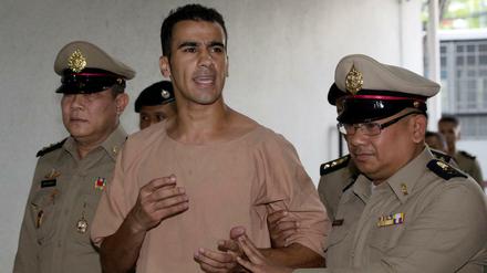 Hakim Al-Araibi (Mitte) wird zu einer Anhörung vor einem Gericht in Thailand gebracht.
