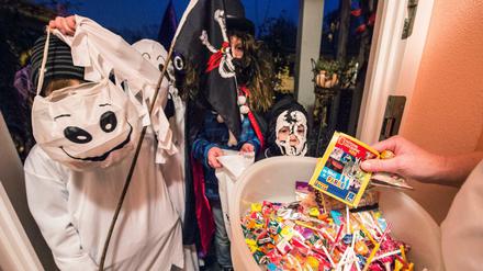 Zu Halloween ziehen viele Kinder von Haustür zu Haustür. In Magdeburg verteilte ein Mann Drogen statt Süßigkeiten. (Symbolbild)