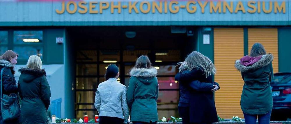 Trauernde Schülerinnen auf dem Schulhof des Joseph-König-Gymnasiums in Haltern.
