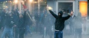 Nasse Eskalation: Demonstranten und Polizei liefern sich in der Hansestadt gewalttätige Auseinandersetzungen.
