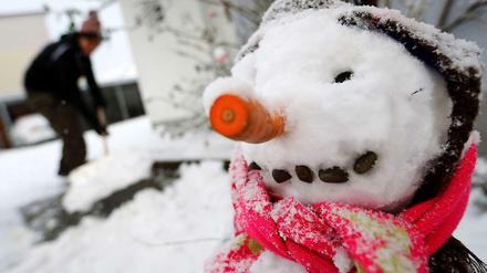 Ein Schneemann steht am Samstag in Hanau.