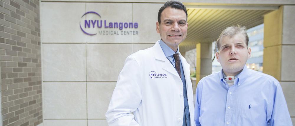 Patrick Hardison mit Arzt Dr. Eduardo D. Rodriguez vor dem Krankenhaus in New York. Der Feuerwehrmann hat nach einer komplexen Operation ein neues Gesicht bekommen.