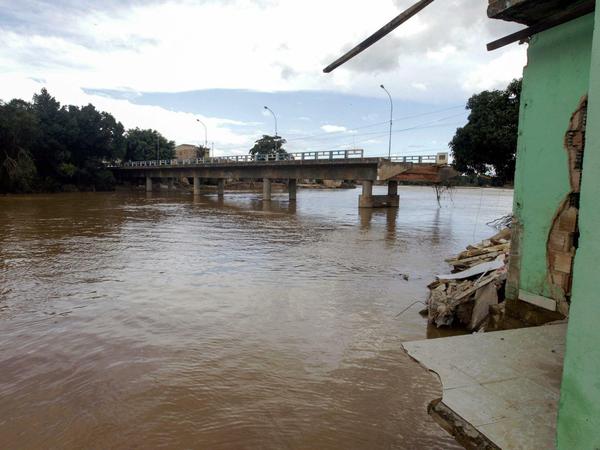 Eine eingestürzte Brücke in Itamaraju, südlich des Bundesstaates Bahia, Brasilien.