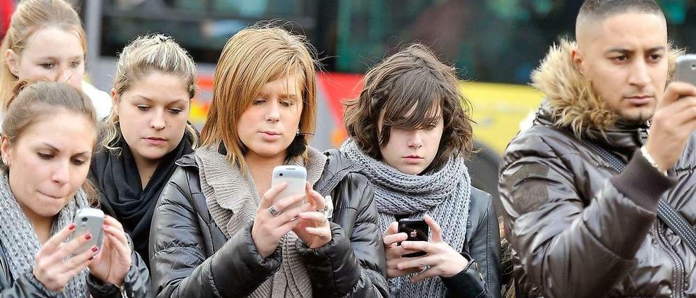 Untrennbar: junge Menschen und ihr Handy.