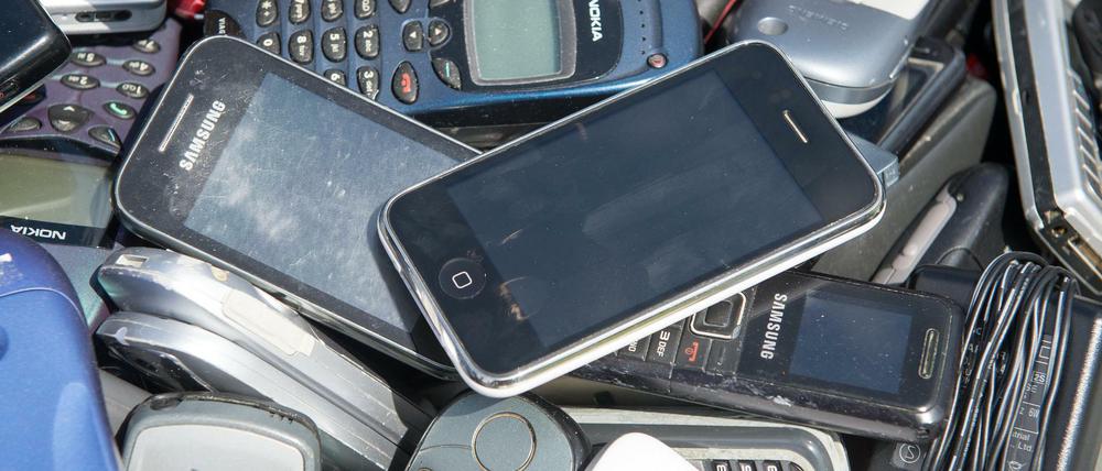 Wohin mit den alten Handys und Smartphones? Die Grünen wollen eine Pfandpflicht.