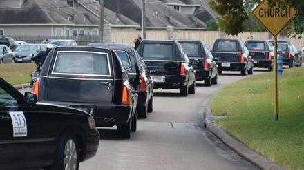 Letzte Reise einer achtköpfigen US-Familie: Leichenwagen mit den Särgen von acht Mitgliedern einer Familie fahren in Houston, Texas, zur Beerdigung. Der 48 Jahre alte Ex-Freund der Ehefrau soll sie erschossen haben. 