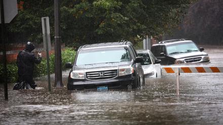 Ein Anwohner fotografiert sein überflutetes Fahrzeug während eines schweren Regensturms im New Yorker Vorort Mamaroneck in Westchester County.