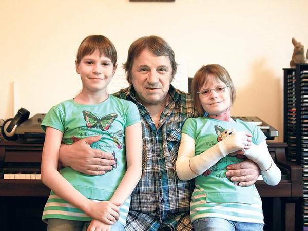 Früher Musiker, heute Alleinerziehender: Georgi Mintchev mit seinen Töchtern Evelina und Angelina.