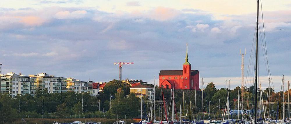 Nynäshamn. Die rote Kirche ist die auffälligste Sehenswürdigkeit der Stadt. Viele Kreuzfahrttouristen starten von hier ins nahe Stockholm. 