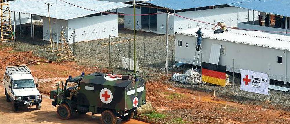 In Liberias Hauptstadt arbeiten derzeit 45 deutsche Freiwillige von Bundeswehr und Deutschem Roten Kreuz in einem Ebola-Behandlungszentrum. 