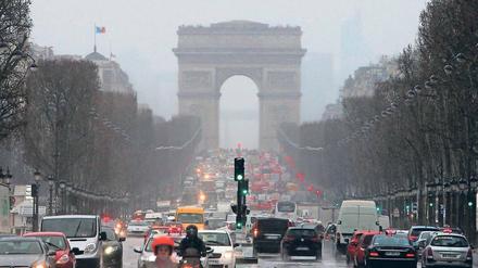 Voll. Schon seit Jahren gibt es Versuche, Autofahren in Paris unattraktiver zu machen.
