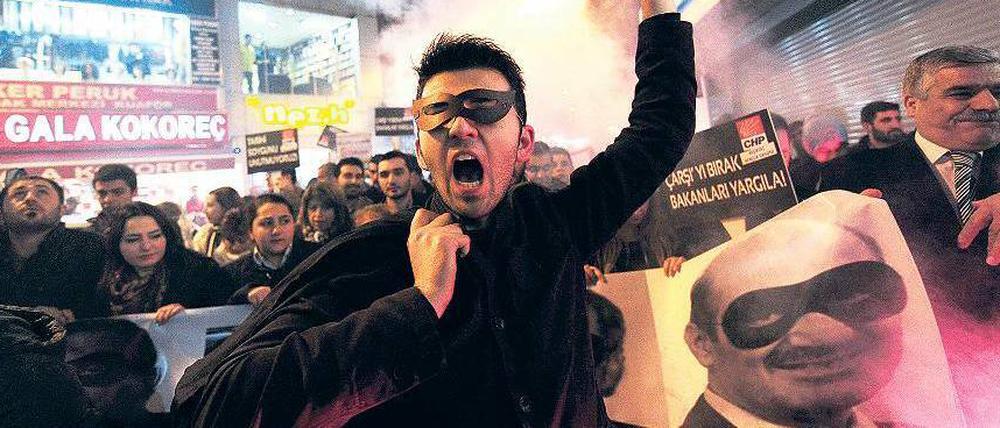 Maskenmänner. Anhänger der Oppositionspartei CHP protestieren in Istanbul gegen Korruption und Bestechung.