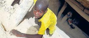 Instabile Schächte von bis zu 30 Metern Tiefe: Nach Recherchen von „Human Rights Watch“ riskieren in malischen Goldminen etliche Kinder ihr Leben.