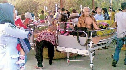 Unter freiem Himmel. Patienten des Krankenhauses von Sinabang auf der indonesischen Insel Simeulu werden nach dem Erdbeben von Mittwoch im Freien behandelt aus Angst vor Nachbeben. Die Insel lag am nächsten am Epizentrum des Bebens, das eine Stärke von 8,6 auf der Richterskala erreichte. Foto: Ahmadi/dpa