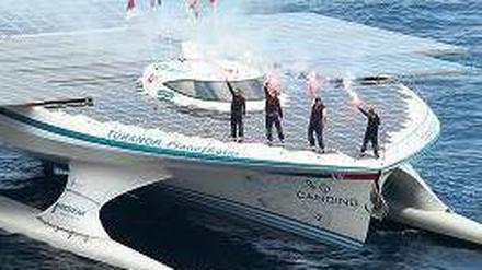 Ahoi! Das Team der „MS Tûranor“ feiert die Ankunft in Monaco. Foto: AFP