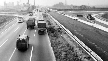 Eine Mittelleitplanke gab es auf der ersten Autobahn (links) anfangs nicht. Das Archivfoto von 1966 zeigt den Ausbau auf eine Gesamtbreite von 40 Metern. Foto: dpa