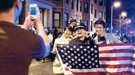 Wie am Nationalfeiertag. Eine Twitter-Nachricht der Polizei vermeldete den Erfolg der Fahnder. In Boston brach danach Volksfeststimmung aus. Foto: Kayana Szymczak/AFP