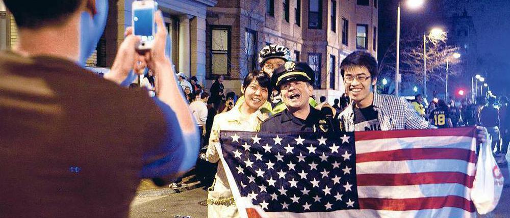 Wie am Nationalfeiertag. Eine Twitter-Nachricht der Polizei vermeldete den Erfolg der Fahnder. In Boston brach danach Volksfeststimmung aus. Foto: Kayana Szymczak/AFP