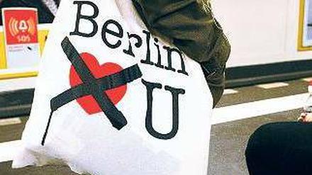 Die Lebenswelt der Hipster kopieren. Eine Frau in einer Kreuzberger U-Bahn-Station trägt eine unter Hipstern verbreitete Stofftasche. Nazis imitieren zunehmend diesen Stil. 