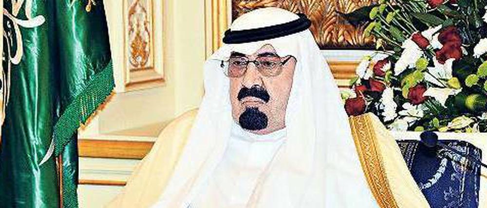 Übergewichtig, schwer atmend und hinfällig. König Abdullah von Saudi-Arabien. Das Bild zeigt ihn vor einem Jahr in seinem Al-Salam-Palast am Roten Meer, wo er Gäste empfing.
